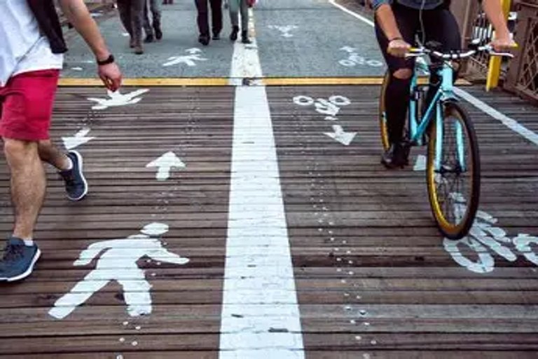 Se instalan nuevos carriles bici en el centro de la ciudad