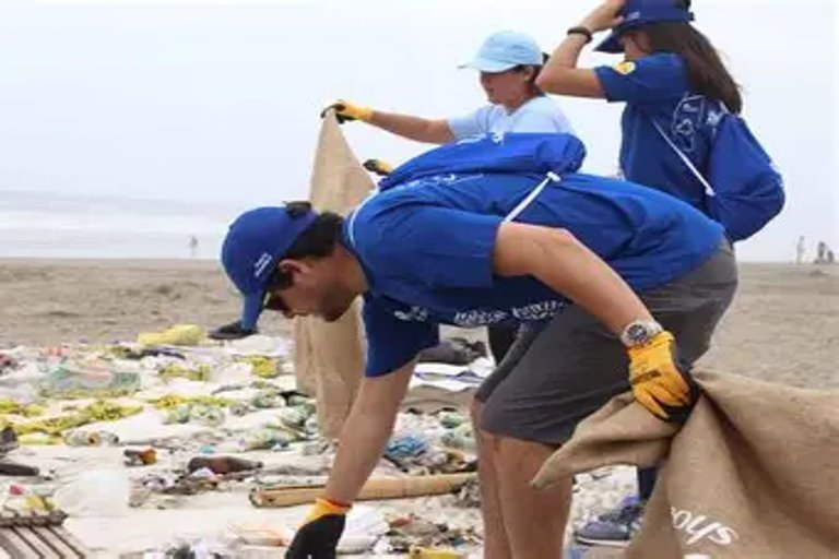 Campaña de limpieza costera recoge 2 toneladas de residuos